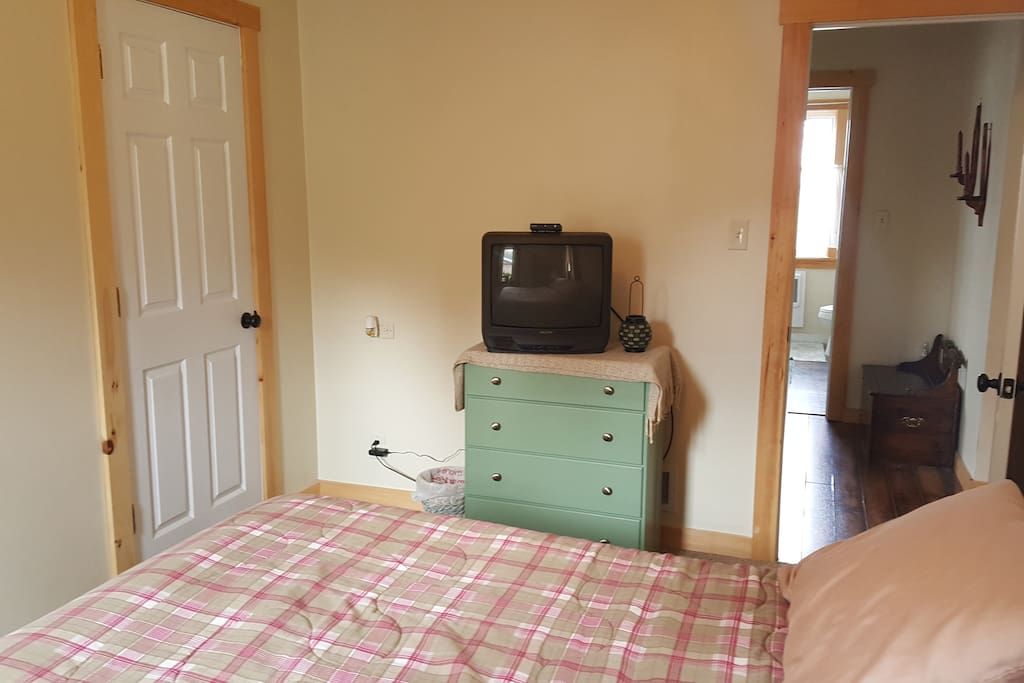 Cable tv and wifi, dresser and closet space