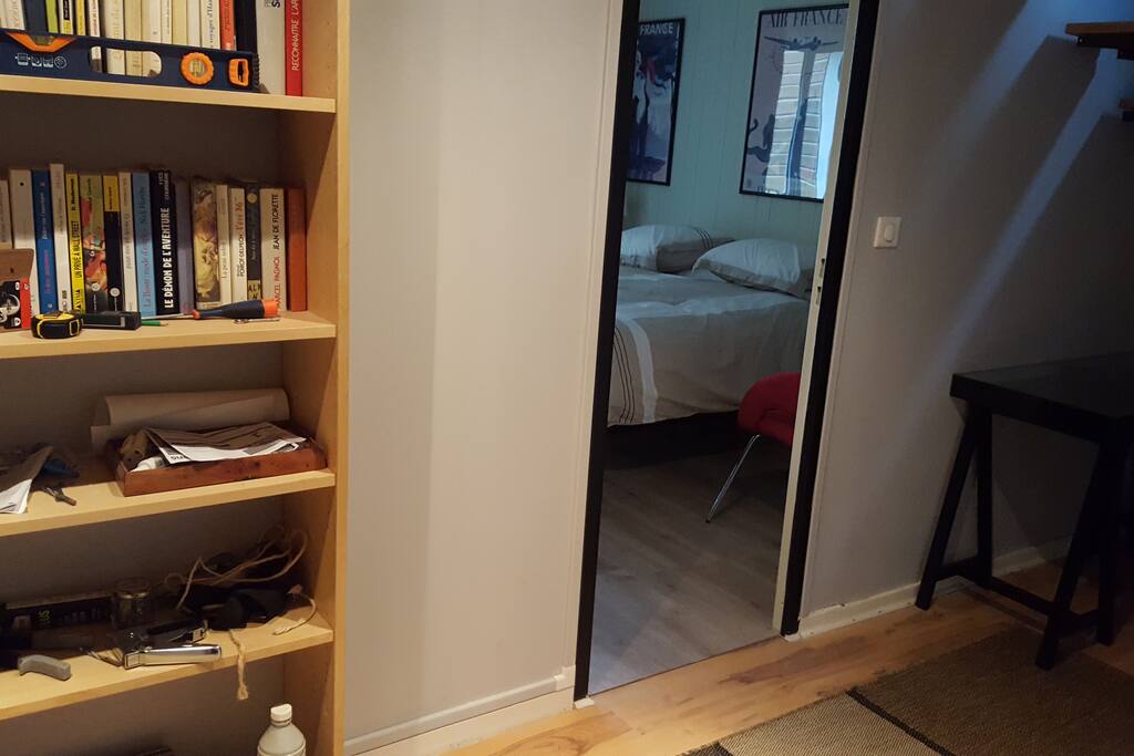 Entrée chambre avec coin bibliothèque