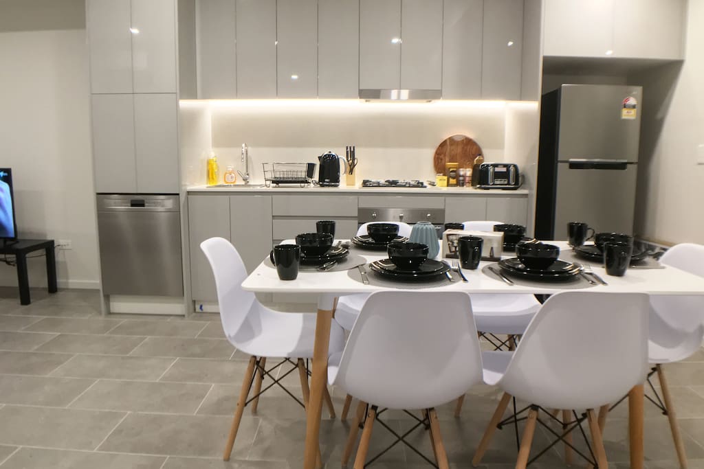 6 seats dining table