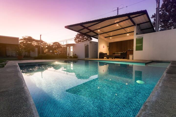 New Modern Home.  Great Pool.  Fast WiFi.