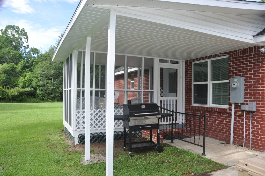 Side of Cottage with outside entry to screen porch and grill.