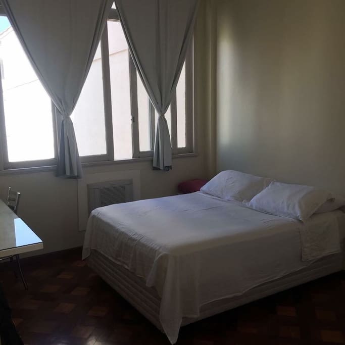 Quarto disponível para uma mulher.