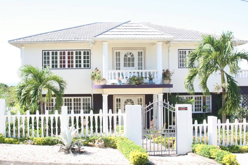 Luxury Five Bedrooms Family Home Houses for Rent in May Pen