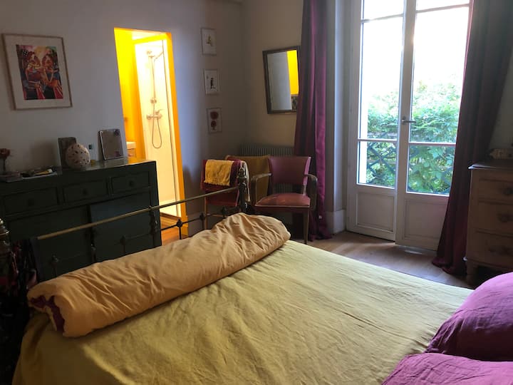 Chambre donnant sur terrasse avec petite salle de bain privative
