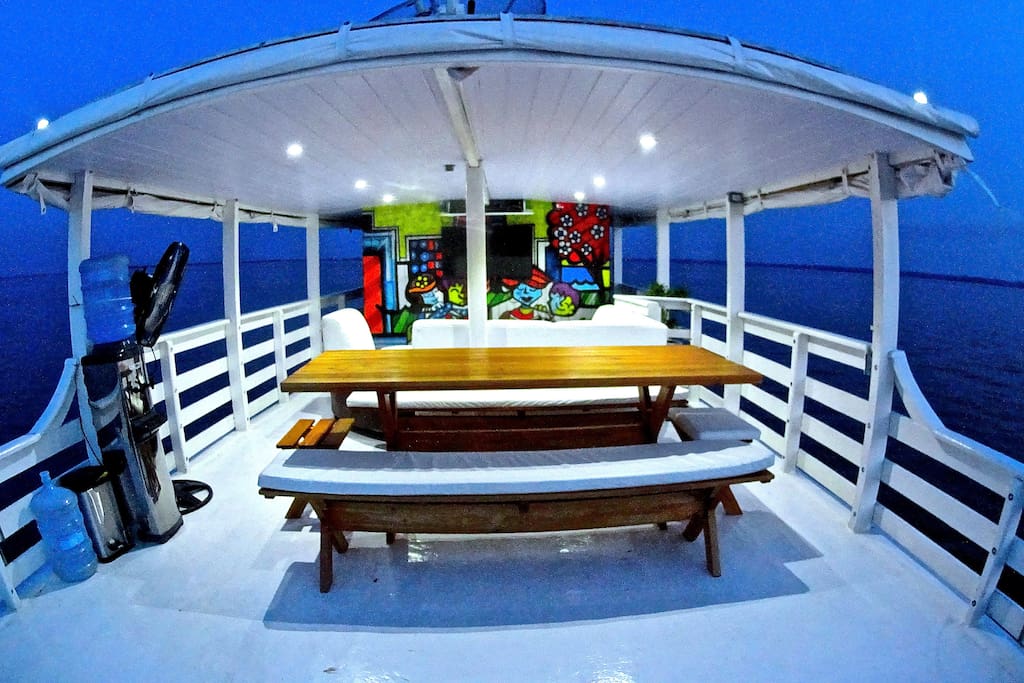 Simples e confortável com tudo o que precisa a bordo no meio da Amazonia