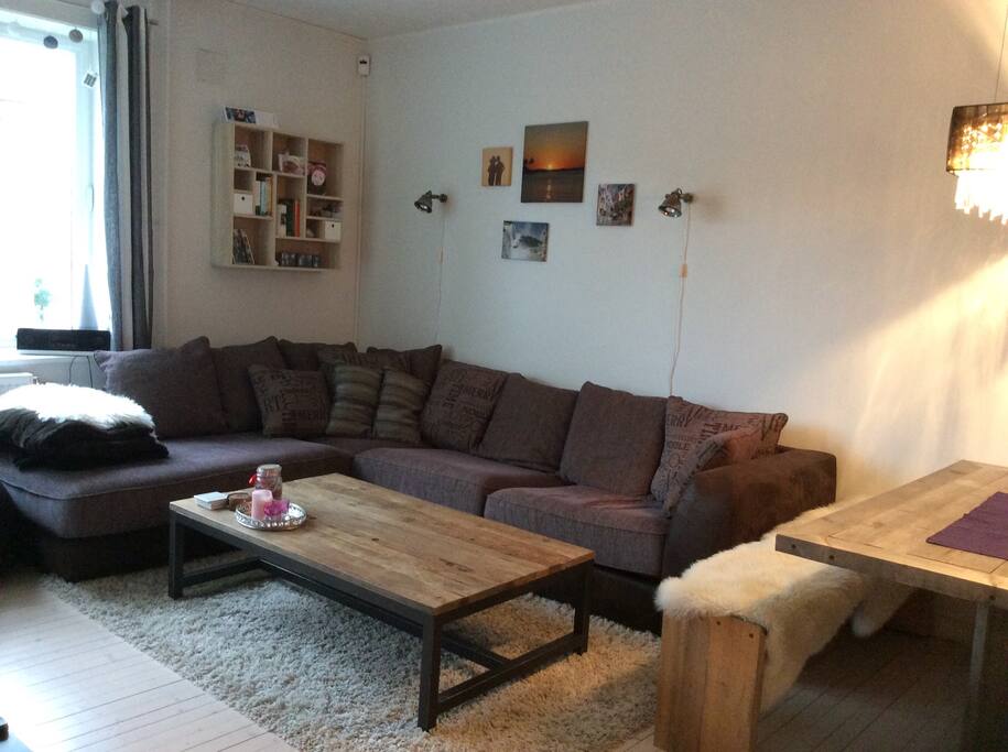 Stue med romslig sofa.