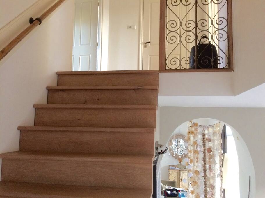 Open trap vanuit de woonkamer naar 1ste verdieping.