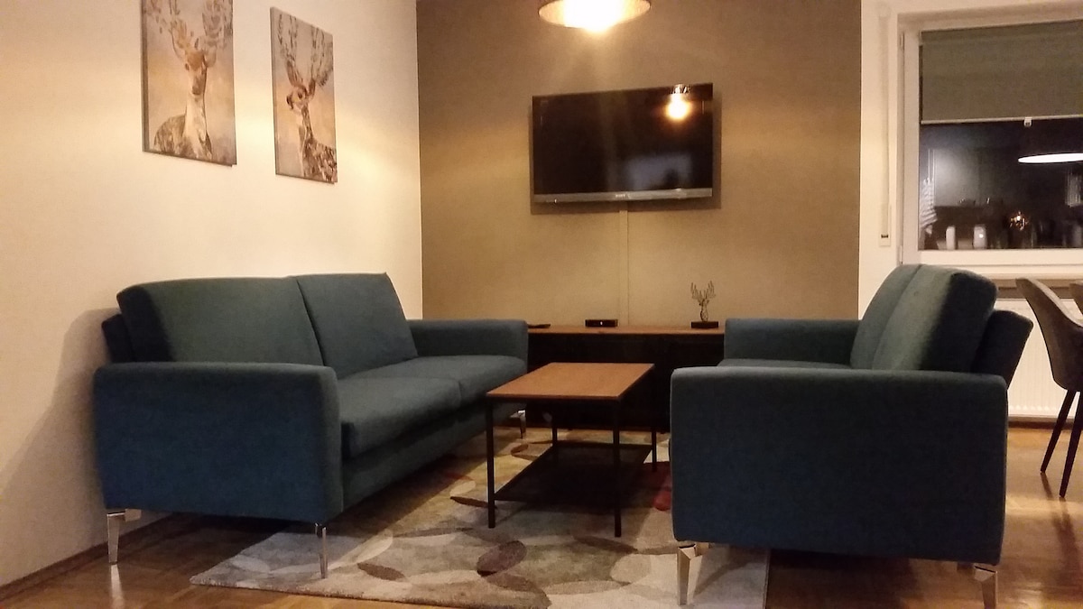 Obývacia izba s 2 rozkladacími pohovkami vo večernom svetle