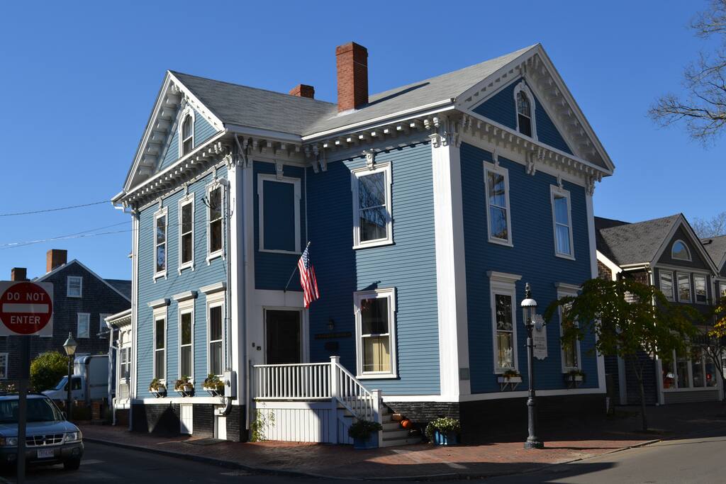 Front of Mariner House