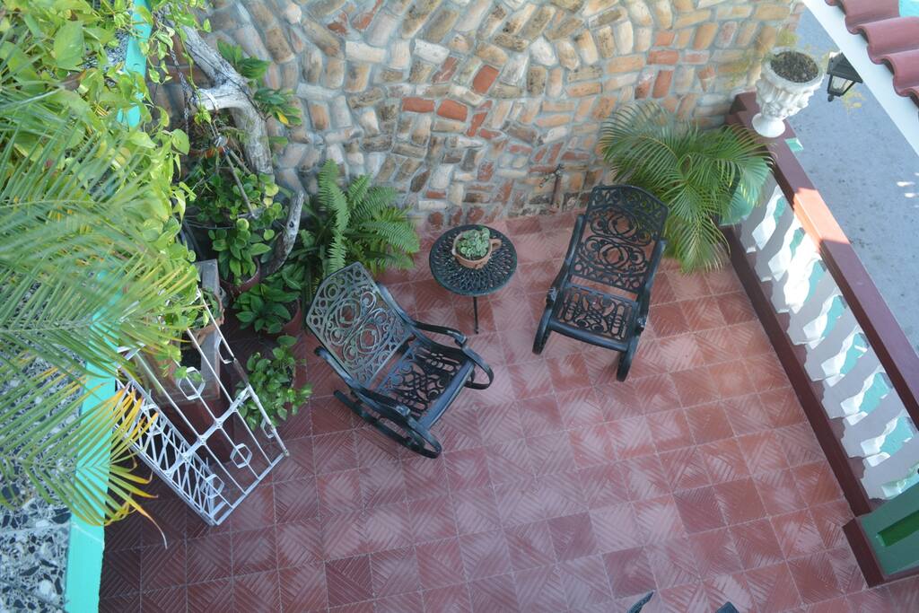 Terraza del segundo piso espacio ideal para conversar o disfrutar de una taza de café
