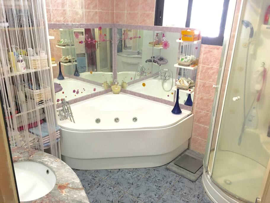 SDB avec baignoire-jacuzzi + douche (rangements)