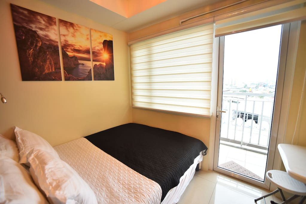 Queen Size Bed with Single Bed Pull out