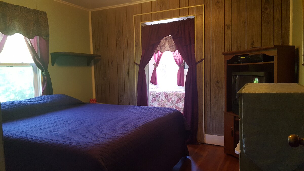 Cama tamaño king (Casper) con un área de cama doble adyacente.