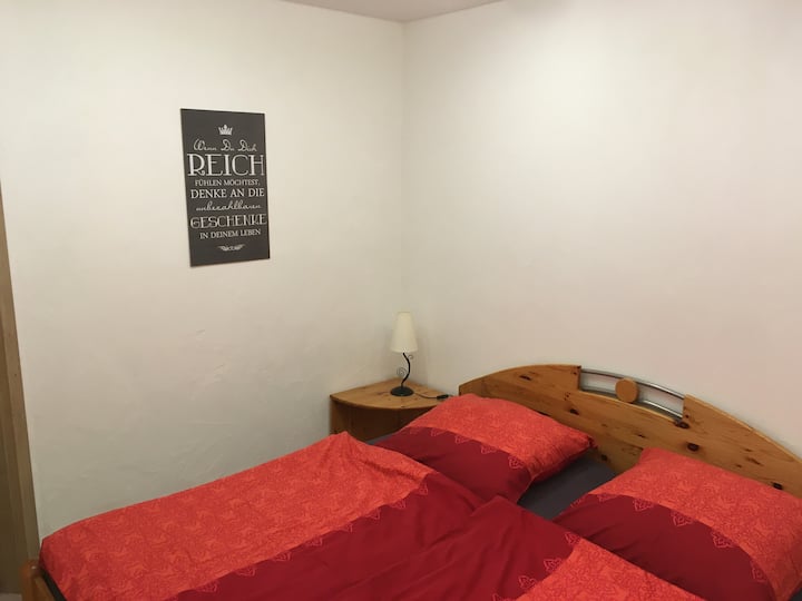 חדר שינה עם מיטה זוגית