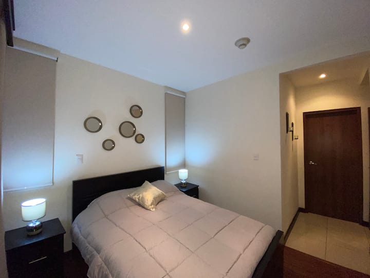 Chumba kikuu kilicho na kabati la kutembea na bafu lake kamili 