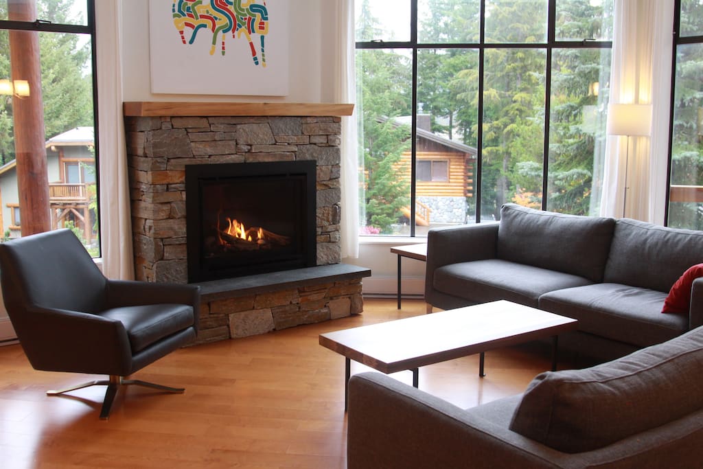 Large gas fireplace to sit around in the evening after skiing