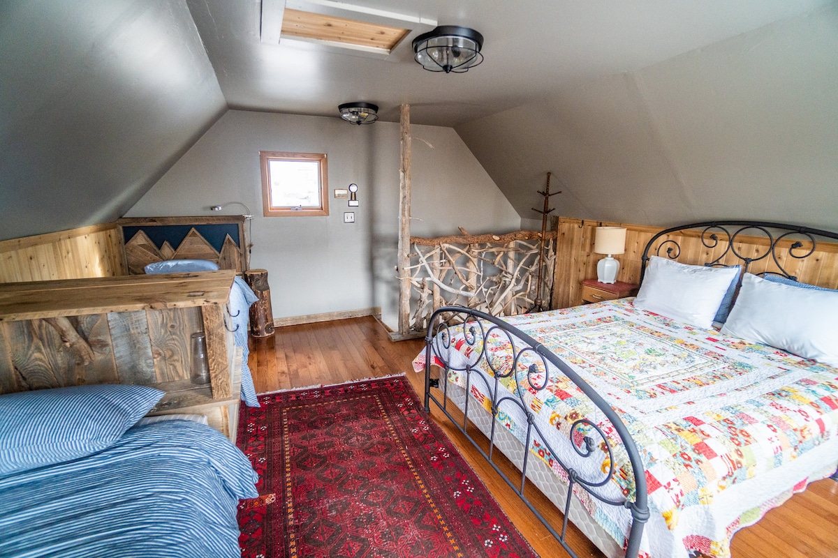 ชั้นบนเป็นพื้นที่นอนมี 3 เตียงควีนไซส์ 1 เตียงและเตียงแฝด 2 เตียง