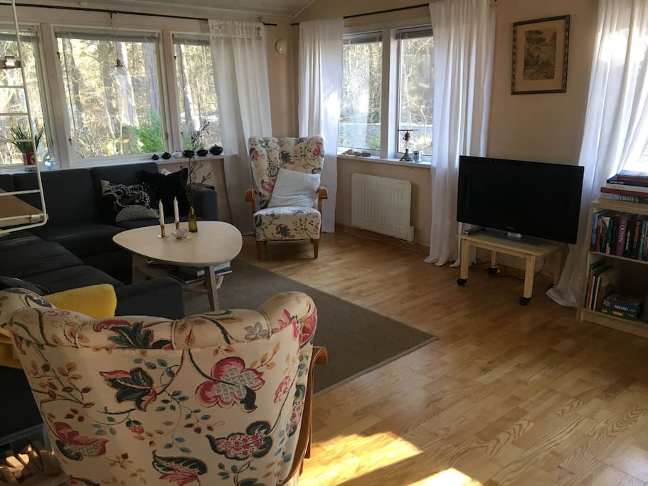 Vardagsrum med tv