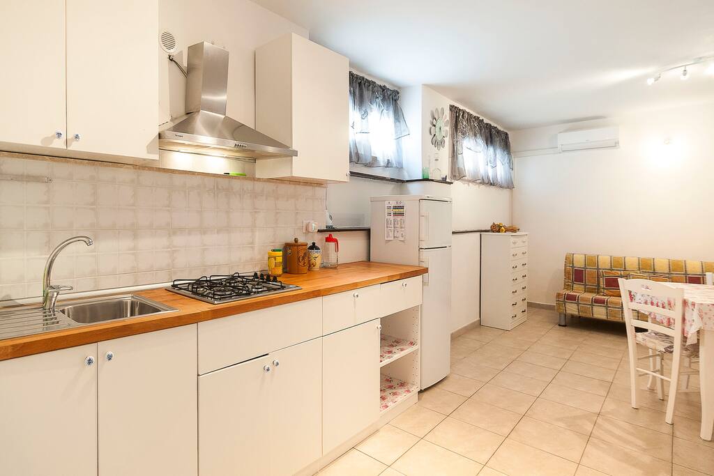 cucina con camera pranzo