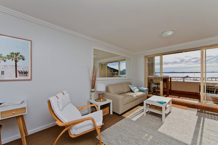 "The View" Waterfront Apartment Shoal Bay