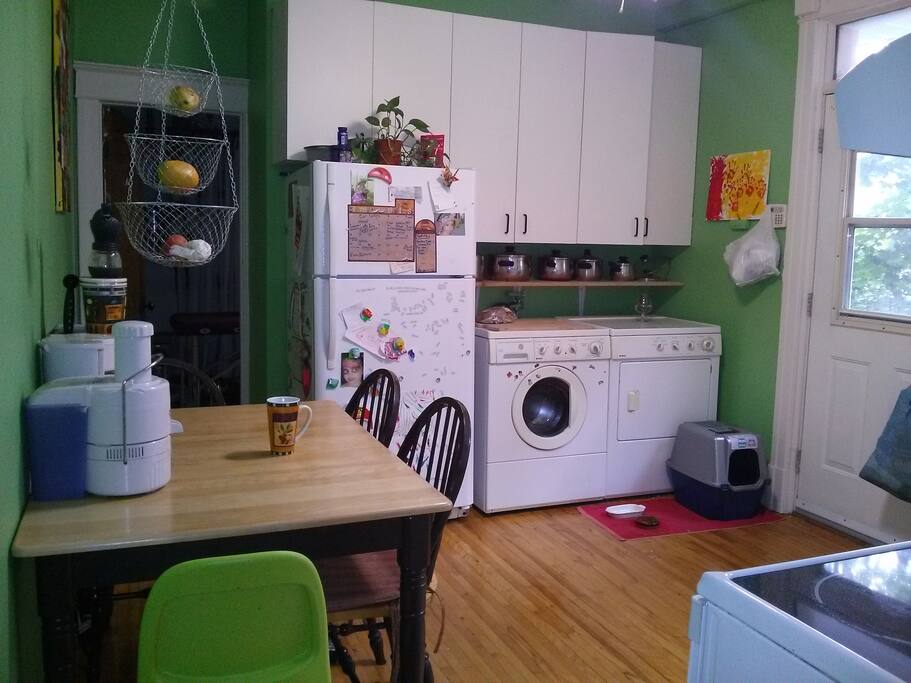 Grande cuisine toute équipée, bbq sur le balcon. Table et chaises pour 6 personnes