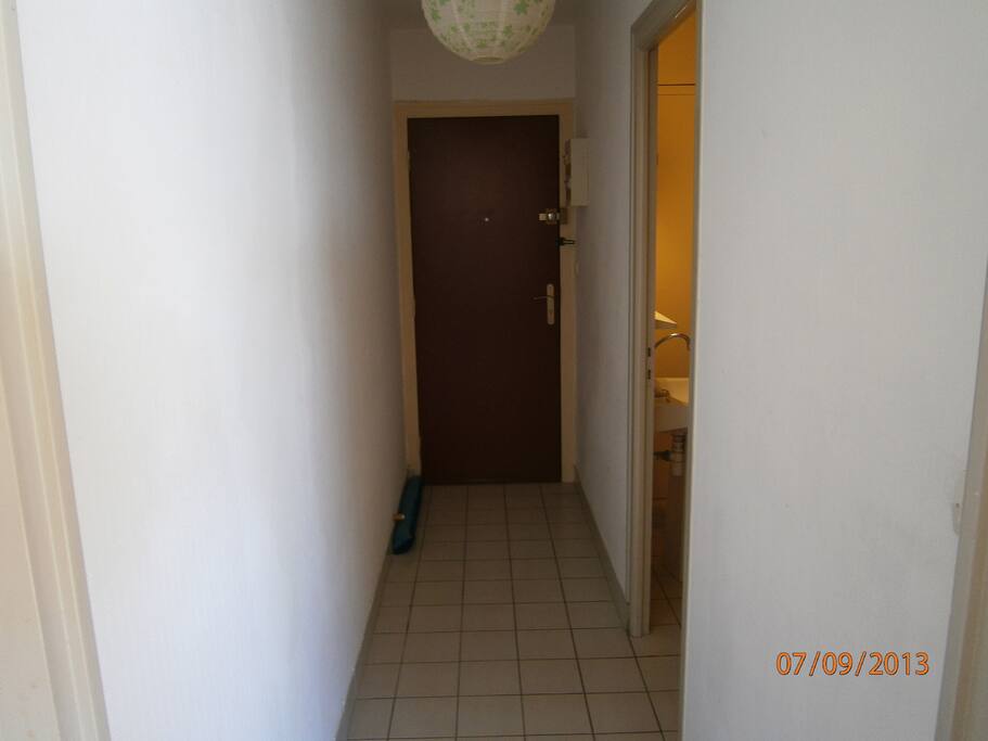 Le couloir avec la salle de bain sur la droite.