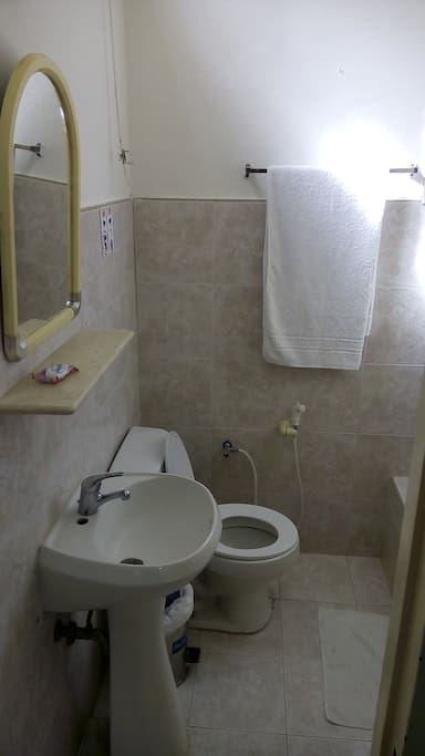 Baño con agua fria y agua caliente