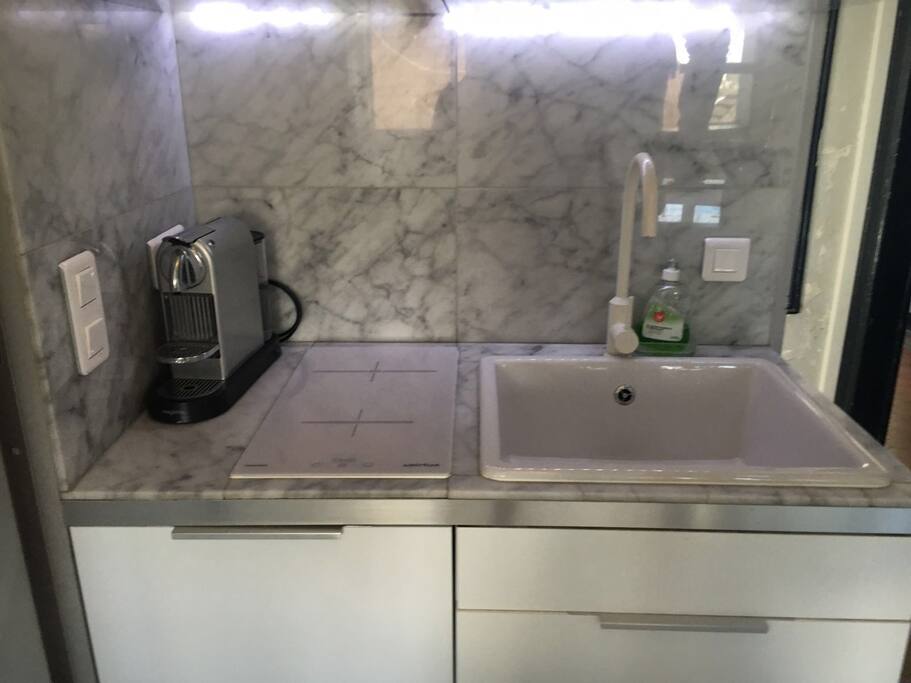Entrance / kitchen