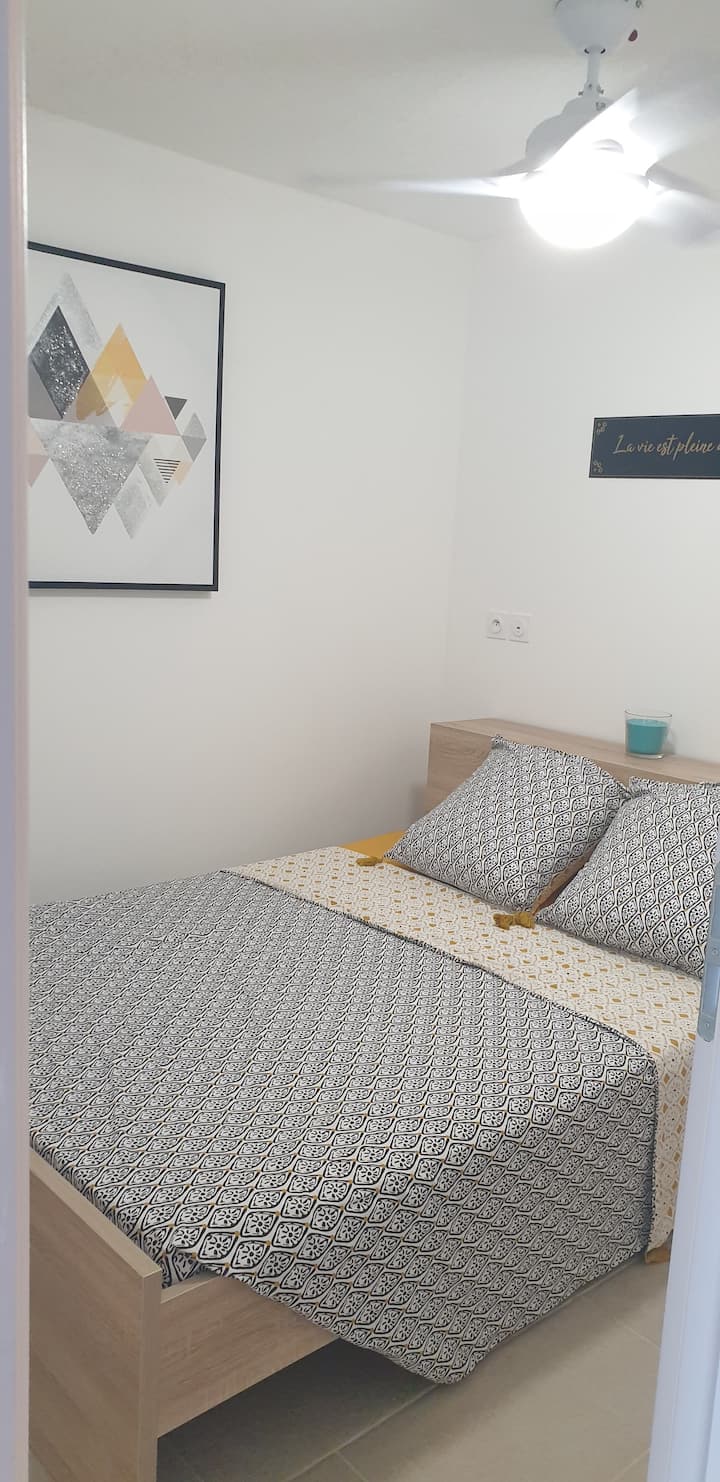 Chambre équipée d'un ventilateur de plafond, d'un dressing et d'un vidéo projecteur avec Netflix 