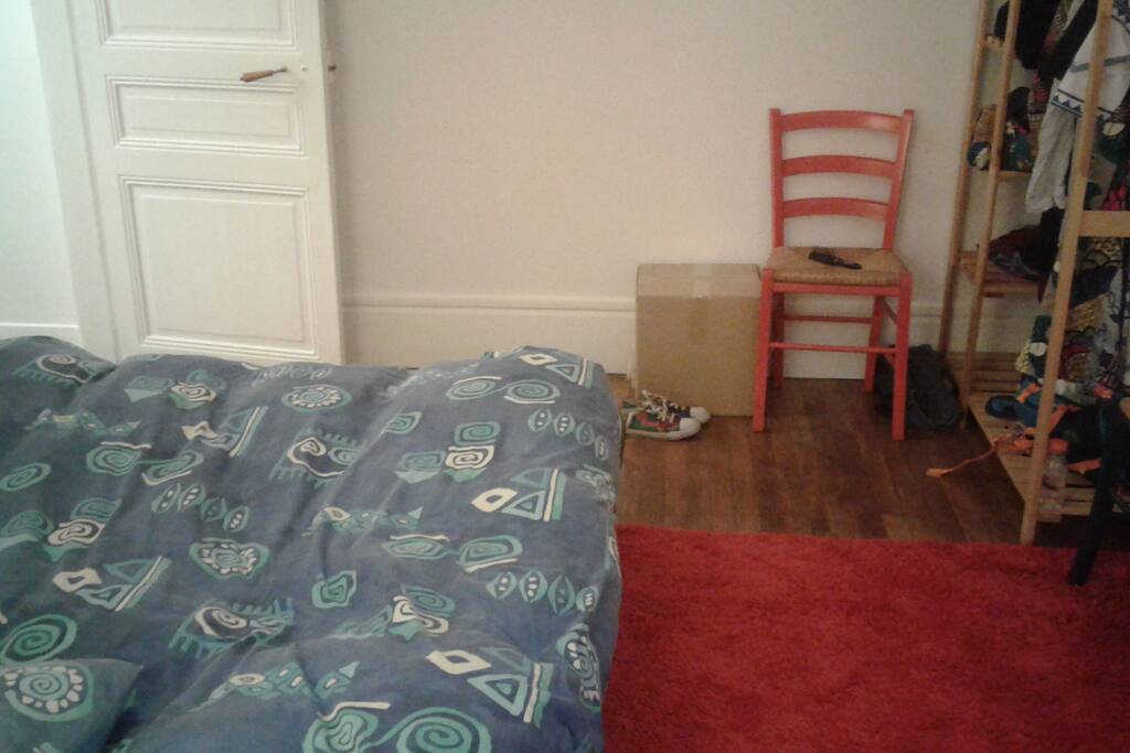 La chambre: un lit double et des étagères