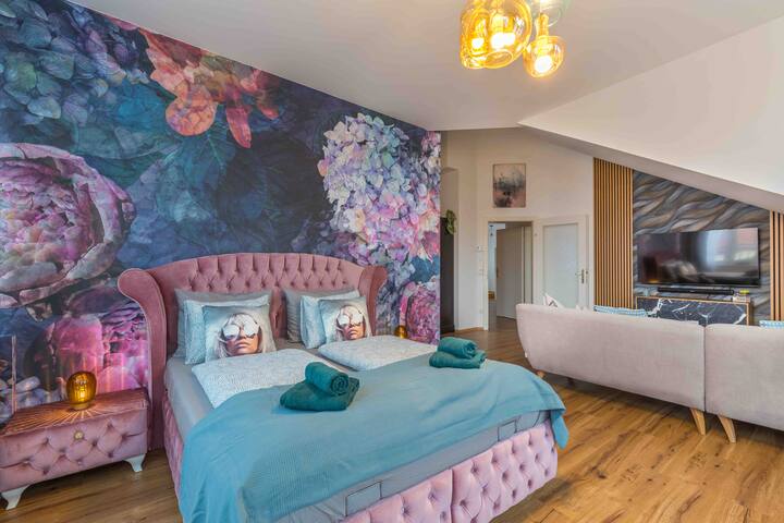 Royal Loft View 4BR Rooftop | Near Center | AC gallery image 2