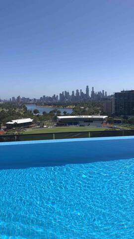 Opposite Albert Park Lake – 10min walk to beach gallery image 2