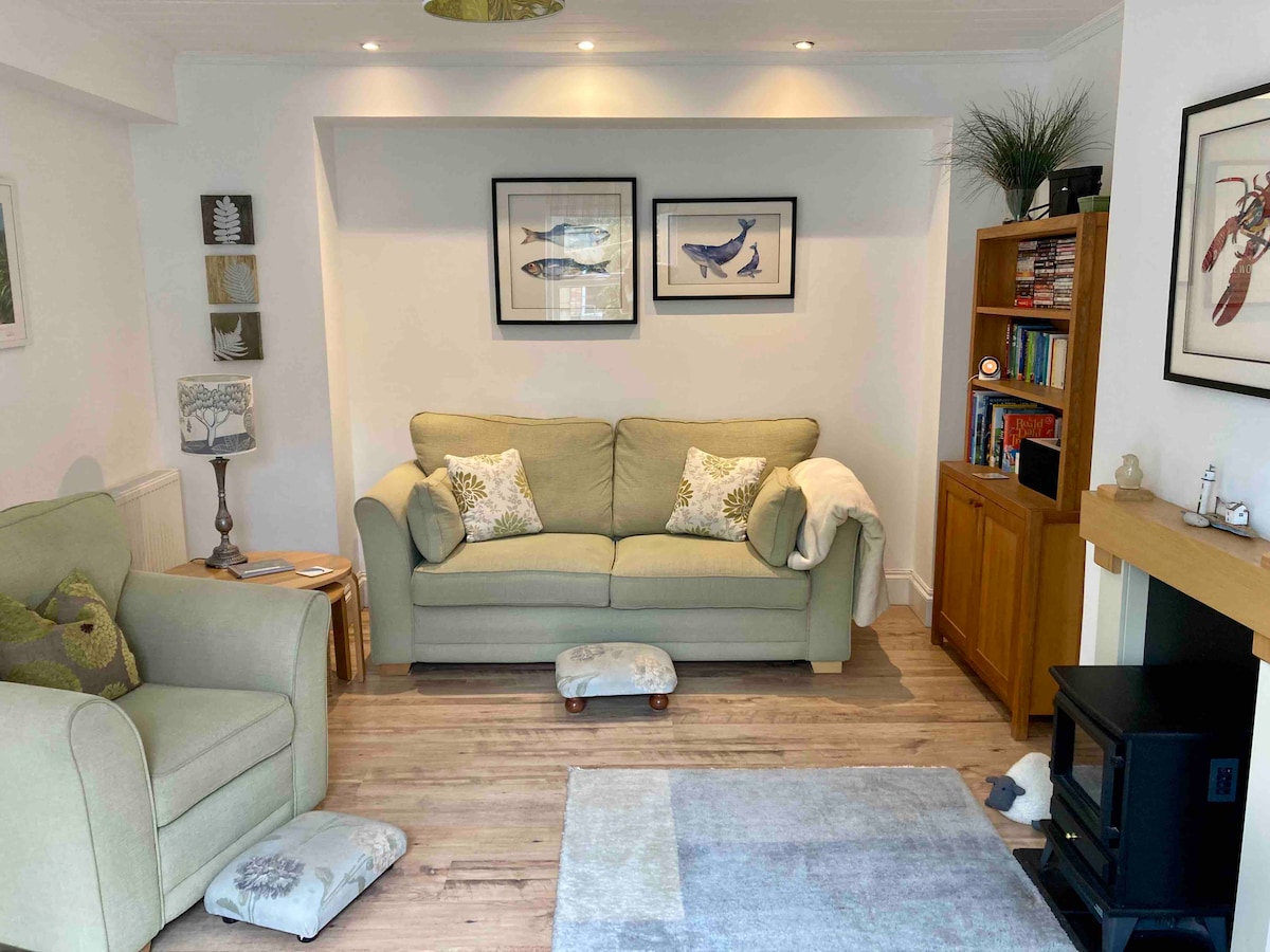 Top Airbnb: Dog friendly, 15 minute walk to beach, great pub in North Norfolk