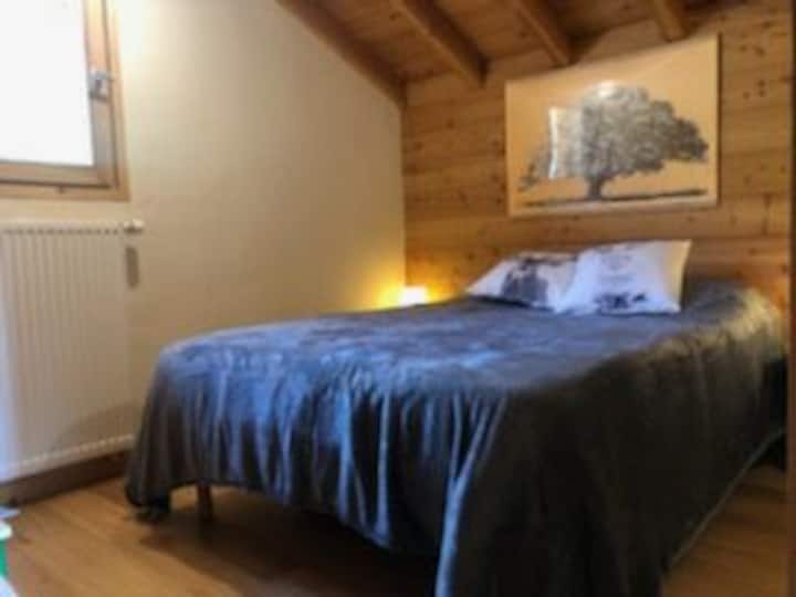 Spavaća soba 4 , kat opremljen s  2 kreveta 1 osoba s TV-om + radnim stolom.