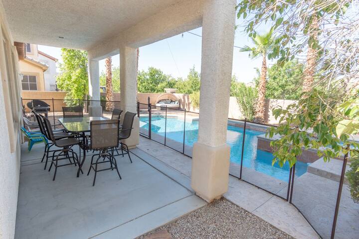 Upscale Fun- Pool, Spa, Balcony- 10 min to Strip gallery image 2