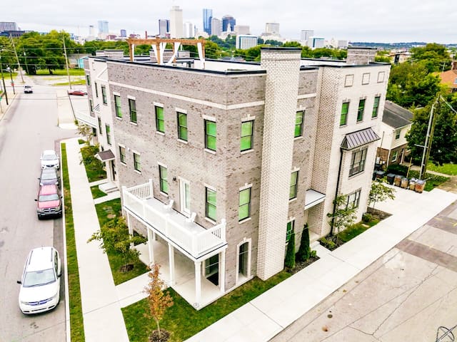 Rooftop Retreat, Skyline Views, 8Beds