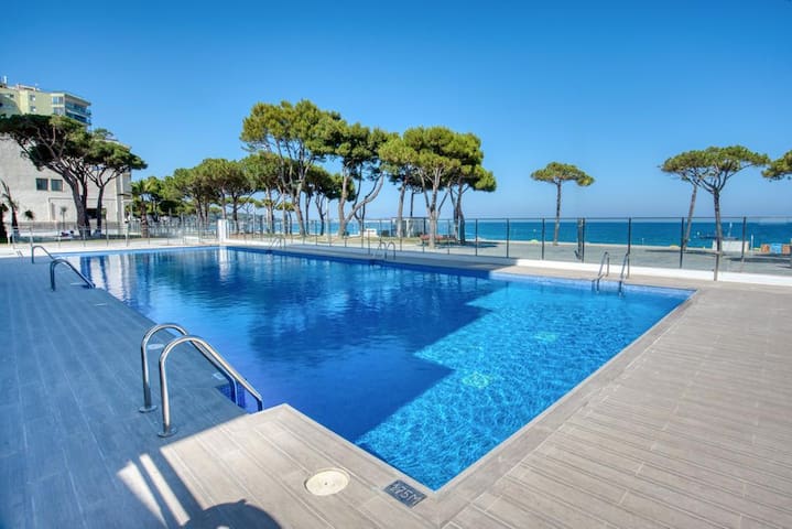 Luxury first line penthouse with pool&parking