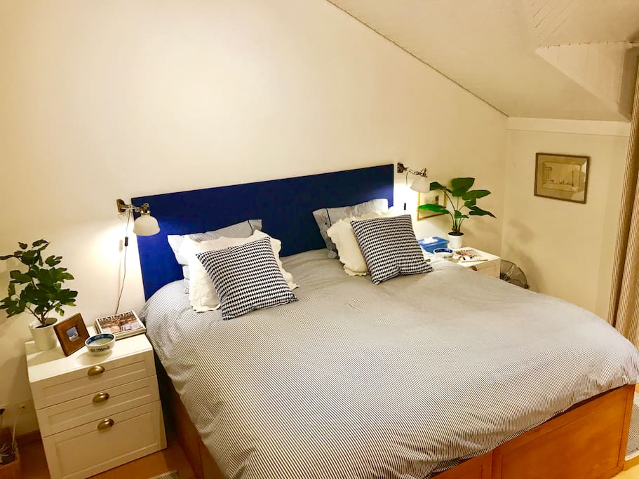 Spacious master bedroom with balcony and en-suite bathroom with hammam for two. Two extra junior beds and a baby bed can be added in this room