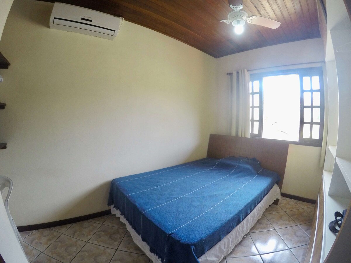 Stan ima privatnu spavaću sobu (s vratima) s bračnim krevetom, ormarima, klima-uređajem i stropnim ventilatorom.

Stan ima privatnu spavaću sobu s bračnim krevetom, ugradbenim ormarima, klima-uređajem i stropnim ventilatorom.