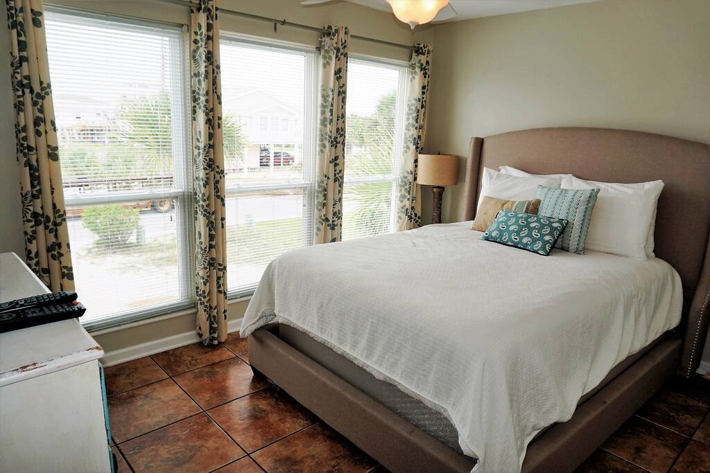 Second bedroom with queen size bed