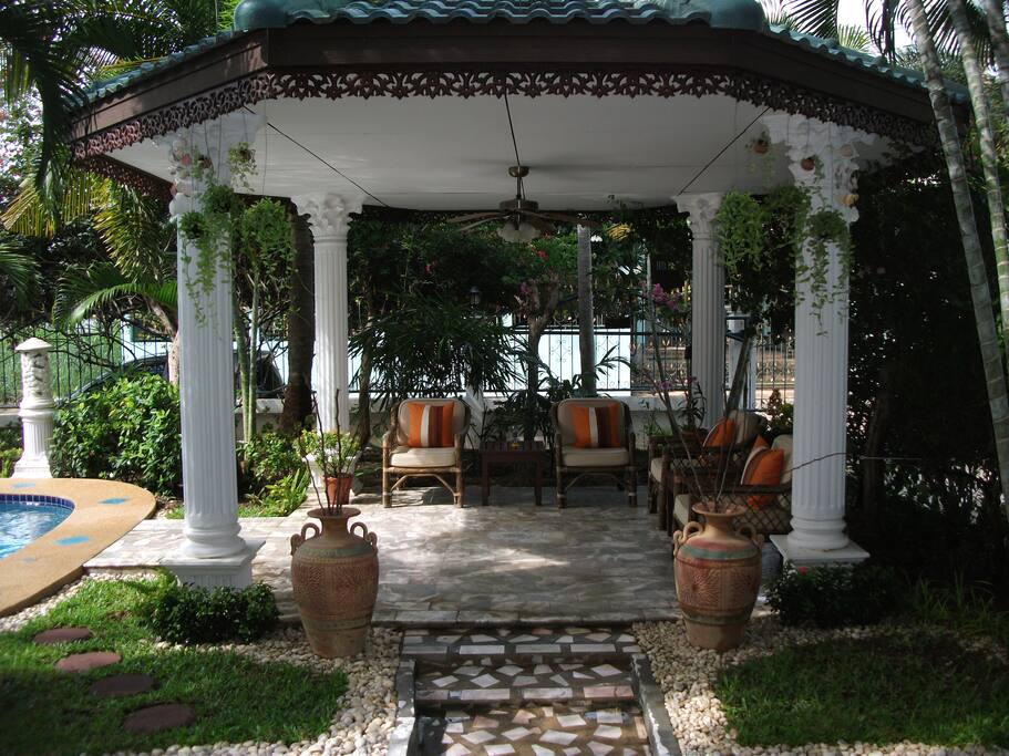 Sala next to the pool