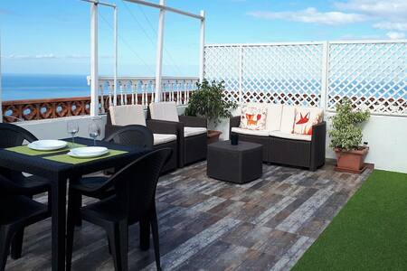 Bright Attic | Terrace with views + Wifi