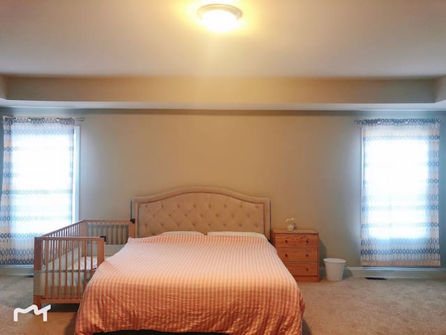 Spacious King Masterroom with Private Bath