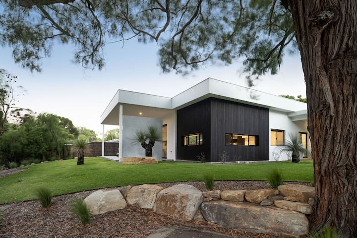 A 3 bedroom coastal abode located in Eagle Bay