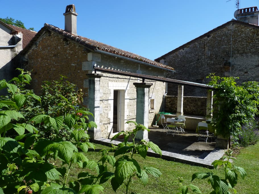 vue du gite et de la terrasse, du jardin