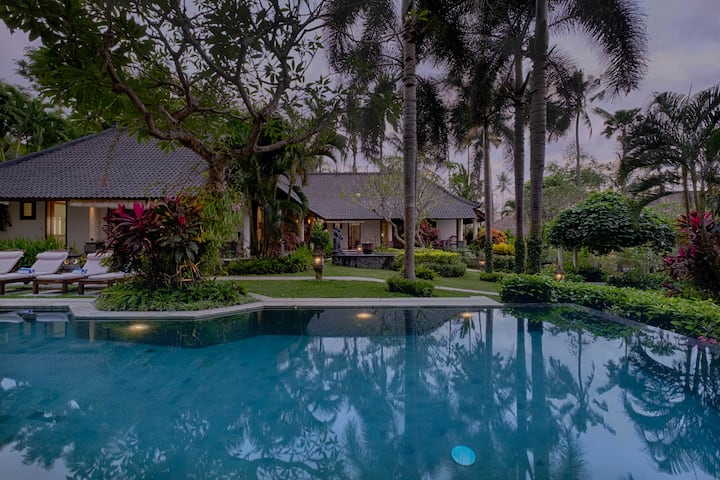 Villa Com 4 Quartos Na Praia De Sabah; - Bali