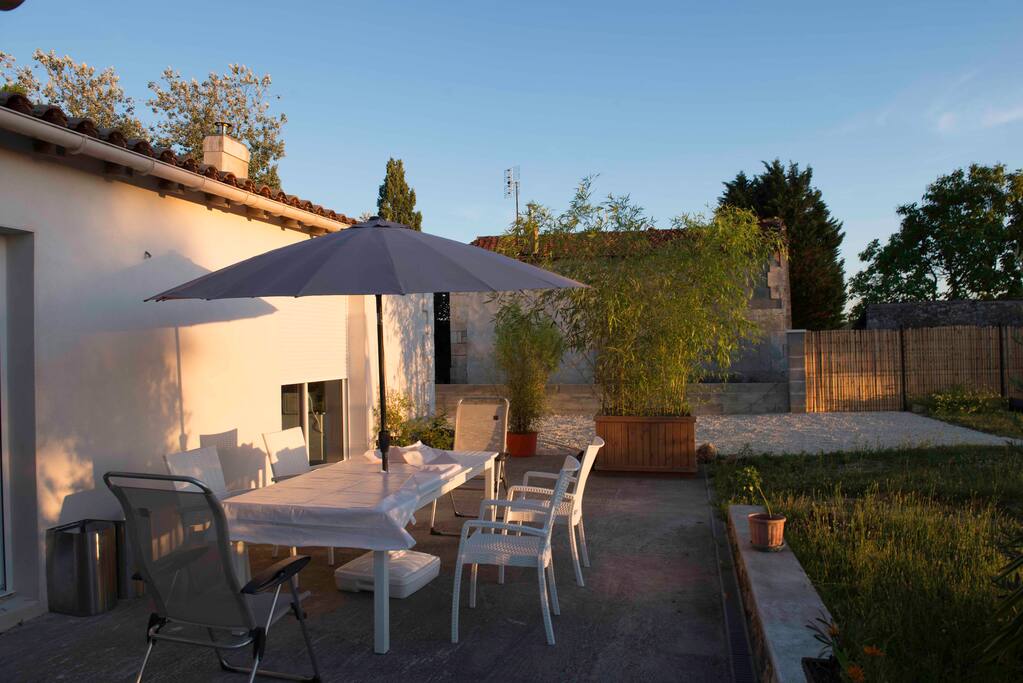 Terrasse avec parasols, table 8 personnes avec plancha
