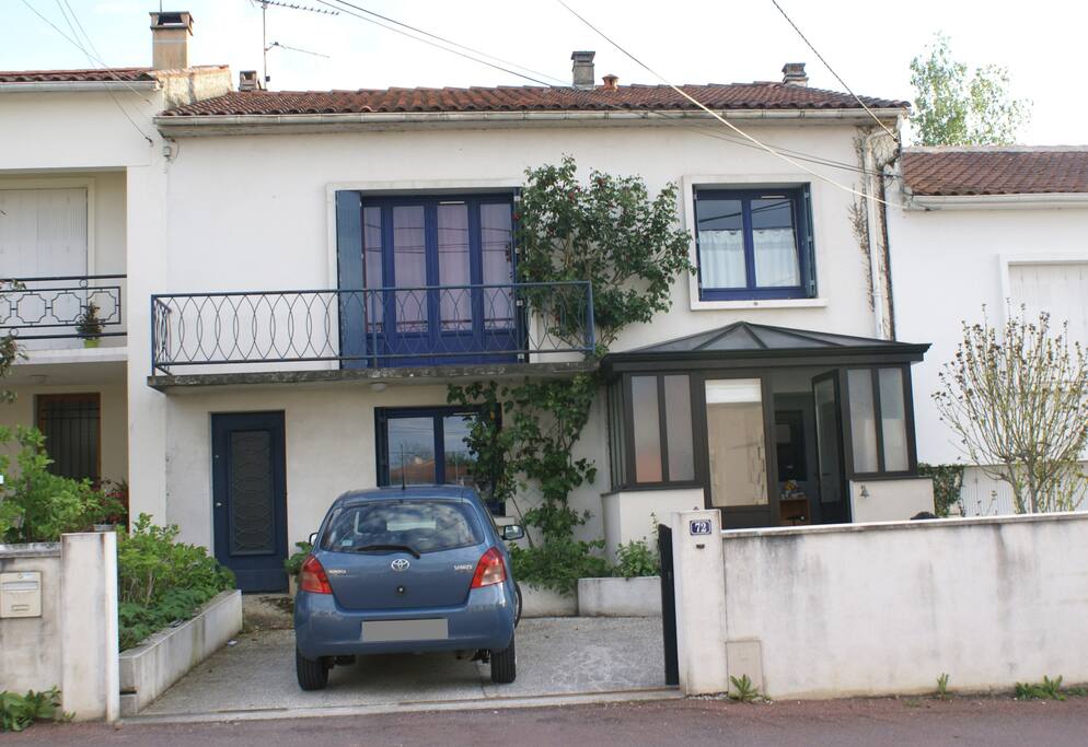 la maison, côté rue avec emplacement