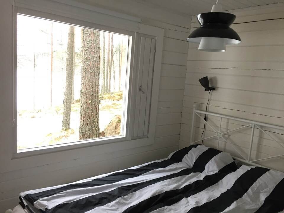 חדר שינה 1 למטה; מיטה זוגית וארון בגדים