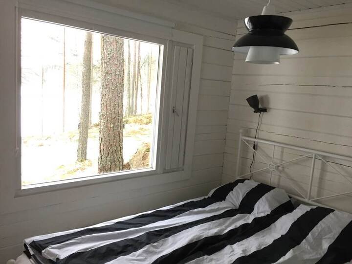 غرفة النوم 1 في الطابق السفلي ؛ سرير مزدوج وخزانة ملابس